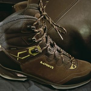 Lowa Lady Light gtx hiking boots size 8.